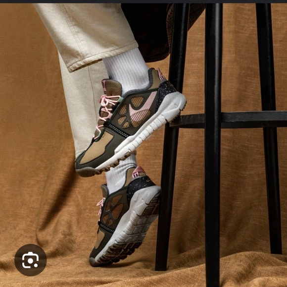 Men's NikeSneakers in Brown and Pink